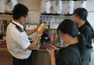 高颜值网红茶饮花哨好看 但喝起来对身体未必友好!